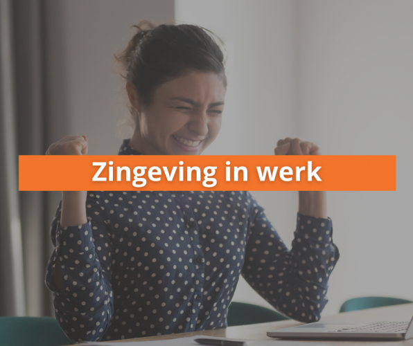 Vrouw blij aan het werk